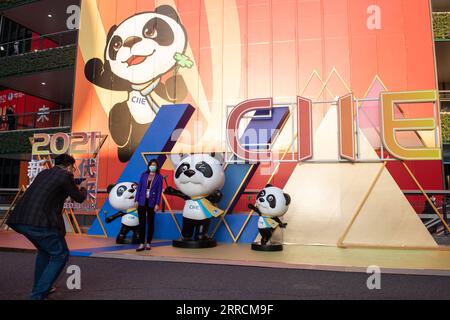 211110 -- SHANGHAI, 10 novembre 2021 -- i visitatori scattano foto con Jinbao, mascotte della China International Import Expo CIIE nella Shanghai orientale della Cina, 8 novembre 2021. Il 4° CIIE si è concluso qui mercoledì. CIIE CHINA-SHANGHAI-CIIE-CONCLUSION CN MENGXTAO PUBLICATIONXNOTXINXCHN Foto Stock