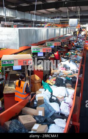 211110 -- SHANGHAI, 10 novembre 2021 -- i membri del personale sono impegnati a smistare i pacchi in un centro di spedizione della Yuantong Express Company nel distretto di Jiangbei, Ningbo della provincia dello Zhejiang della Cina orientale, 10 novembre 2021. PER ANDARE CON I TITOLI XINHUA DEL 10 NOVEMBRE 2021. CINA-ADESIONE ALL'OMC - DOPPIO UNDICI CN JIANGXHAN PUBLICATIONXNOTXINXCHN Foto Stock