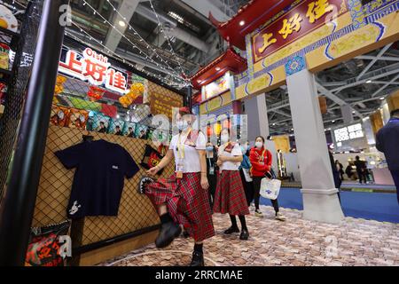 211110 -- SHANGHAI, 10 novembre 2021 -- un espositore mostra un gioco interattivo presso l'area espositiva Food and Agricultural Products del 4° China International Import Expo CIIE nella Cina orientale di Shanghai, 6 novembre 2021. Il 4° CIIE si è concluso qui mercoledì. CIIE CHINA-SHANGHAI-CIIE-CONCLUSION CN WANGXXIANG PUBLICATIONXNOTXINXCHN Foto Stock