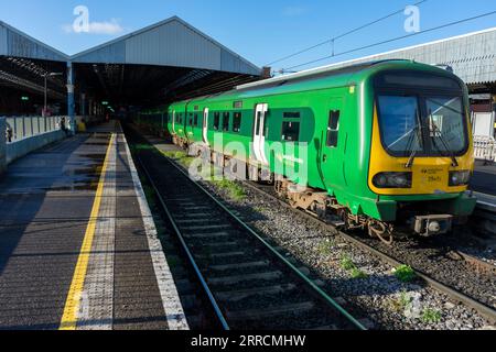20 ottobre 2019, Dublino, Irlanda. Treno DART in attesa di partire dalla stazione ferroviaria di Connolly a Dublino, Irlanda, dopo la pioggia. Foto Stock
