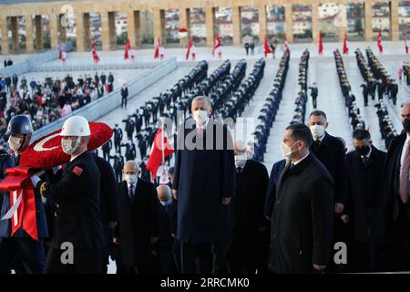 211111 -- ISTANBUL, 11 novembre 2021 -- il presidente turco Recep Tayyip Erdogan C partecipa ad una cerimonia per commemorare il 83° anniversario della morte di Mustafa Kemal Ataturk a Istanbul, Turchia, 10 novembre 2021. La Turchia ha pianto mercoledì il 83° anniversario della morte di Mustafa Kemal Ataturk, fondatore della Repubblica di Turchia, con una serie di eventi. Decine di migliaia di turchi affollarono le strade della più grande città turca di Istanbul per osservare due minuti di silenzio alle 9:05 ora locale, quando il leader turco morì. Foto di /Xinhua TURCHIA-ISTANBUL-FONDATORE ATATURK-DEATH ANNIVERSARY MustafaxKay Foto Stock