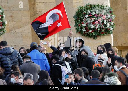 211111 -- ISTANBUL, 11 novembre 2021 -- la gente si riunisce per commemorare il 83° anniversario della morte di Mustafa Kemal Ataturk a Istanbul, Turchia, 10 novembre 2021. La Turchia ha pianto mercoledì il 83° anniversario della morte di Mustafa Kemal Ataturk, fondatore della Repubblica di Turchia, con una serie di eventi. Decine di migliaia di turchi affollarono le strade della più grande città turca di Istanbul per osservare due minuti di silenzio alle 9:05 ora locale, quando il leader turco morì. Foto di /Xinhua TURCHIA-ISTANBUL-FONDATORE ATATURK-DEATH ANNIVERSARY MustafaxKaya PUBLICATIONxNOTxINxCHN Foto Stock