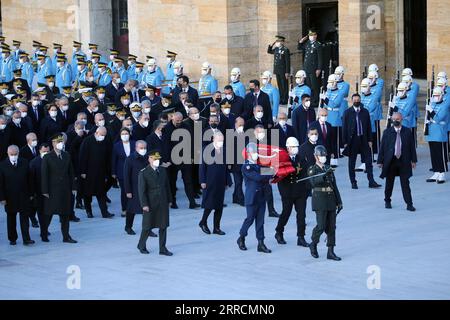 211111 -- ISTANBUL, 11 novembre 2021 -- Una cerimonia si tiene per commemorare il 83° anniversario della morte di Mustafa Kemal Ataturk a Istanbul, Turchia, 10 novembre 2021. La Turchia ha pianto mercoledì il 83° anniversario della morte di Mustafa Kemal Ataturk, fondatore della Repubblica di Turchia, con una serie di eventi. Decine di migliaia di turchi affollarono le strade della più grande città turca di Istanbul per osservare due minuti di silenzio alle 9:05 ora locale, quando il leader turco morì. Foto di /Xinhua TURCHIA-ISTANBUL-FONDATORE ATATURK-DEATH ANNIVERSARY MustafaxKaya PUBLICATIONxNOTxINxCHN Foto Stock