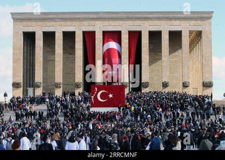 211111 -- ISTANBUL, 11 novembre 2021 -- la gente si riunisce per commemorare il 83° anniversario della morte di Mustafa Kemal Ataturk a Istanbul, Turchia, 10 novembre 2021. La Turchia ha pianto mercoledì il 83° anniversario della morte di Mustafa Kemal Ataturk, fondatore della Repubblica di Turchia, con una serie di eventi. Decine di migliaia di turchi affollarono le strade della più grande città turca di Istanbul per osservare due minuti di silenzio alle 9:05 ora locale, quando il leader turco morì. Foto di /Xinhua TURCHIA-ISTANBUL-FONDATORE ATATURK-DEATH ANNIVERSARY MustafaxKaya PUBLICATIONxNOTxINxCHN Foto Stock