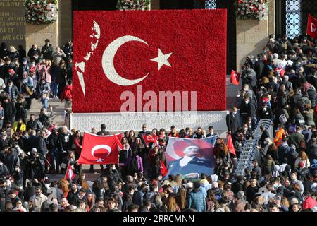 211111 -- ISTANBUL, 11 novembre 2021 -- la gente si riunisce per commemorare il 83° anniversario della morte di Mustafa Kemal Ataturk a Istanbul, Turchia, 10 novembre 2021. La Turchia ha pianto mercoledì il 83° anniversario della morte di Mustafa Kemal Ataturk, fondatore della Repubblica di Turchia, con una serie di eventi. Decine di migliaia di turchi affollarono le strade della più grande città turca di Istanbul per osservare due minuti di silenzio alle 9:05 ora locale, quando il leader turco morì. Foto di /Xinhua TURCHIA-ISTANBUL-FONDATORE ATATURK-DEATH ANNIVERSARY MustafaxKaya PUBLICATIONxNOTxINxCHN Foto Stock