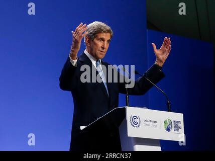 211111 -- GLASGOW, 11 novembre 2021 -- John Kerry, inviato presidenziale speciale degli Stati Uniti per il clima, interviene in una conferenza stampa durante la 26a sessione in corso della Conferenza delle parti COP26 alla Convenzione quadro delle Nazioni Unite sui cambiamenti climatici a Glasgow, Scozia, Regno Unito, il 10 novembre 2021. La Cina e gli Stati Uniti mercoledì hanno rilasciato la Cina-Stati Uniti Dichiarazione congiunta di Glasgow sul rafforzamento dell'azione per il clima negli anni '2020 qui in occasione della COP26 in corso alla Convenzione quadro delle Nazioni Unite sui cambiamenti climatici. UK-GLASGOW-COP26-CINA-USA-DICHIARAZIONE CONGIUNTA HANXYAN PUBLICATION Foto Stock