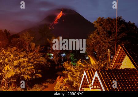 Indonesien, Vulkan Merapi aktiv 211112 -- YOGYAKARTA, 12 novembre 2021 -- foto scattata l'11 novembre 2021 mostra materiali vulcanici che spezzano dal Monte Merapi come visto dal villaggio di Tunggularum nel distretto di Sleman, Yogyakarta, Indonesia. Foto di /Xinhua INDONESIA-YOGYAKARTA-MOUNT MERAPI Supriyanto PUBLICATIONxNOTxINxCHN Foto Stock