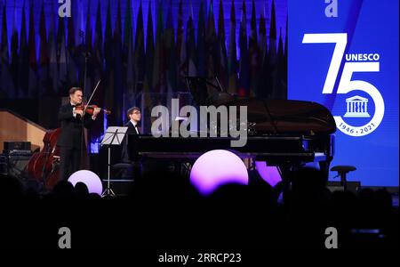 Bilder des Jahres 2021, News 11 novembre News Themen der Woche KW45 News Bilder des Tages 211113 -- PARIGI, 13 novembre 2021 -- musicisti suonano durante un evento celebrativo del 75° anniversario dell'Organizzazione delle Nazioni Unite per l'educazione, la scienza e la cultura UNESCO a Parigi, in Francia, 12 novembre 2021. Circa 28 capi di Stato e di governo si sono riuniti venerdì sera a Parigi per celebrare il 75° anniversario dell'UNESCO. FRANCIA-PARIGI-UNESCO-75° ANNIVERSARIO GaoxJing PUBLICATIONxNOTxINxCHN Foto Stock