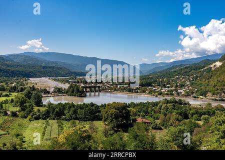 Impianto idroelettrico nel panorama delle montagne Foto Stock