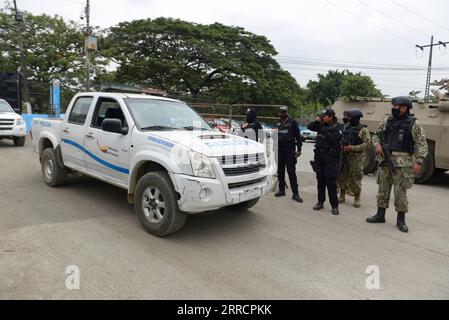 211114 -- GUAYAQUIL, 14 novembre 2021 -- gli agenti di polizia sono di guardia fuori dal Penitenziario litorale dopo gli scontri avvenuti nella prigione di Guayaquil, Ecuador, 13 novembre 2021. Il bilancio delle vittime degli scontri al Penitenziario litorale nella città ecuadoriana di Guayaquil è salito a 68, l'Ufficio del Procuratore generale di Stato ha riferito sabato. Gli scontri si sono verificati venerdì sera e sabato presto e hanno lasciato un bilancio iniziale di 58 morti e 12 feriti, secondo un precedente rapporto della polizia e del governo provinciale di Guayas. La polizia ha detto che gli scontri sono il risultato di un po Foto Stock