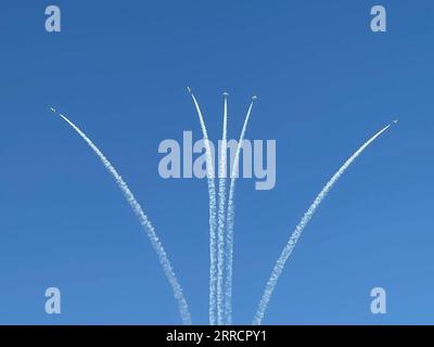 211115 -- DUBAI, 15 novembre 2021 -- gli aerei eseguono acrobazie durante il Dubai Air Show a Dubai, negli Emirati Arabi Uniti, il 14 novembre 2021. UAE-DUBAI-AIR SHOW SuxXiaopo PUBLICATIONxNOTxINxCHN Foto Stock