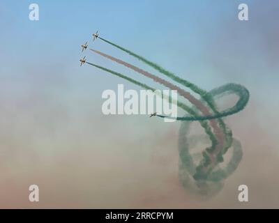 211115 -- DUBAI, 15 novembre 2021 -- gli aerei eseguono acrobazie durante il Dubai Air Show a Dubai, negli Emirati Arabi Uniti, il 14 novembre 2021. UAE-DUBAI-AIR SHOW SuxXiaopo PUBLICATIONxNOTxINxCHN Foto Stock