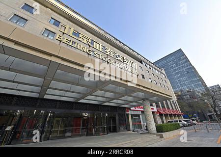 211115 -- PECHINO, 15 novembre 2021 -- la foto scattata il 14 novembre 2021 mostra una vista esterna dell'edificio degli uffici della Borsa di Pechino, a Pechino, capitale della Cina. La nuova borsa di Pechino ha iniziato a operare lunedì mattina, con il primo lotto di 81 aziende che hanno debuttato sulla borsa. CHINA-PECHINO-PECHINO-PECHINO-INIZIO DELLA NEGOZIAZIONE IN BORSA CN LIXXIN PUBLICATIONXNOTXINXCHN Foto Stock