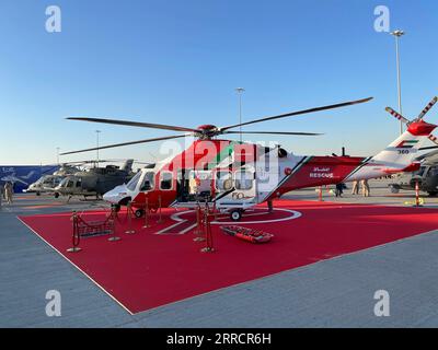 211115 -- DUBAI, 15 novembre 2021 -- la foto scattata con un telefono cellulare mostra un elicottero al Dubai Air Show di Dubai, negli Emirati Arabi Uniti, il 14 novembre 2021. UAE-DUBAI-AIR SHOW SuxXiaopo PUBLICATIONxNOTxINxCHN Foto Stock