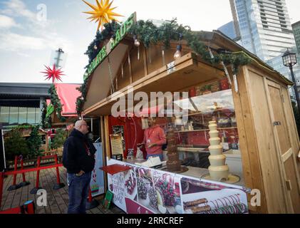 211116 -- VANCOUVER, 16 novembre 2021 -- Un venditore di negozi prepara cibo all'interno di una capanna al Vancouver Christmas Market al Jack Poole Plaza di Vancouver, British Columbia, 15 novembre 2021. Rinviato nel 2020 a causa della pandemia di COVID-19, il mercato di Natale di Vancouver è tornato per il suo undicesimo anno. Il mercato presenta circa 80 capanne ripiene di cibo, prelibatezze, artigianato tradizionale e diverse attività festive per la gente del posto e i visitatori. Foto di /Xinhua CANADA-VANCOUVER-CHRISTMAS MARKET LiangxSen PUBLICATIONxNOTxINxCHN Foto Stock