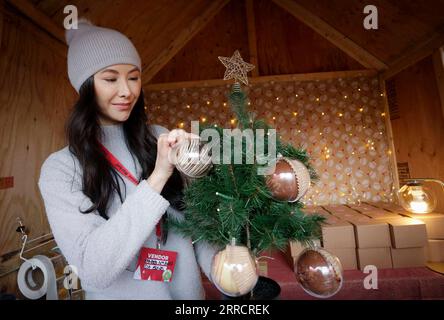 211116 -- VANCOUVER, 16 novembre 2021 -- Un venditore di negozi si prepara all'interno di una capanna al Vancouver Christmas Market al Jack Poole Plaza di Vancouver, British Columbia, 15 novembre 2021. Rinviato nel 2020 a causa della pandemia di COVID-19, il mercato di Natale di Vancouver è tornato per il suo undicesimo anno. Il mercato presenta circa 80 capanne ripiene di cibo, prelibatezze, artigianato tradizionale e diverse attività festive per la gente del posto e i visitatori. Foto di /Xinhua CANADA-VANCOUVER-CHRISTMAS MARKET LiangxSen PUBLICATIONxNOTxINxCHN Foto Stock