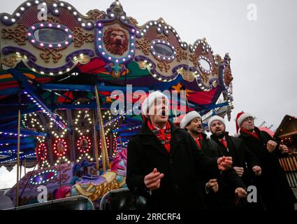 211116 -- VANCOUVER, 16 novembre 2021 -- Coro si esibisce al Vancouver Christmas Market al Jack Poole Plaza di Vancouver, British Columbia, 15 novembre 2021. Rinviato nel 2020 a causa della pandemia di COVID-19, il mercato di Natale di Vancouver è tornato per il suo undicesimo anno. Il mercato presenta circa 80 capanne ripiene di cibo, prelibatezze, artigianato tradizionale e diverse attività festive per la gente del posto e i visitatori. Foto di /Xinhua CANADA-VANCOUVER-CHRISTMAS MARKET LiangxSen PUBLICATIONxNOTxINxCHN Foto Stock