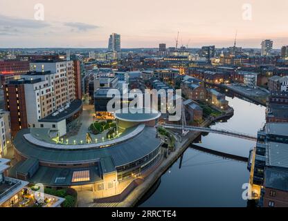 Leeds, West Yorkshire University, centro città. Vista aerea del centro e dello skyline della città Foto Stock