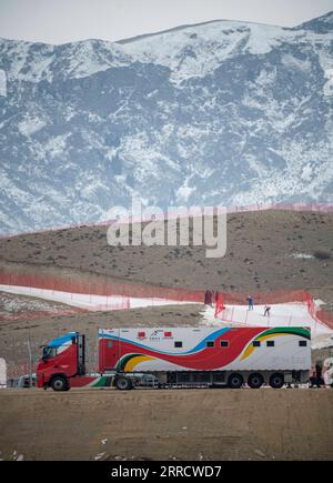 211119 -- WENQUAN, 19 novembre 2021 -- la foto mostra il nuovo camion della ceretta nella contea di Wenquan, nella regione autonoma di Xinjiang Uygur della Cina nord-occidentale, 17 novembre 2021. Il primissimo camion di cera autosviluppato della Cina è stato distribuito durante la sessione di allenamento della squadra nazionale di sci di fondo cinese per i Giochi olimpici invernali del 2022. È dotato di 6 banchi di ceretta, cabine per lo stoccaggio e altri usi. SPCHINA-XINJIANG-SCI DI FONDO-WAXING TRUCK CN HUXHUHU PUBLICATIONXNOTXINXCHN Foto Stock