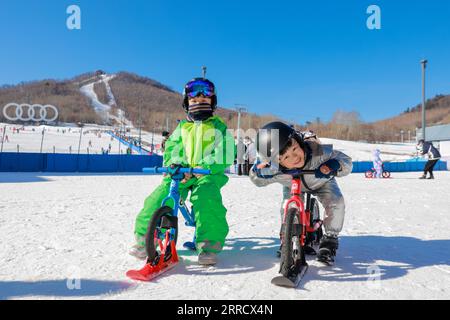 211120 -- FUSONG, 20 novembre 2021 -- i bambini cavalcano in bici da neve al White Mountain Resort di Fusong, nella provincia di Jilin della Cina nord-orientale, 17 novembre 2021. Con l'avvicinarsi delle Olimpiadi invernali di Pechino del 2022, le stazioni sciistiche di Jilin stanno assistendo a un aumento delle visite da parte dei bambini, molti dei quali seguono corsi con il supporto dei loro genitori amanti dello sci. SPCHINA-JILIN-FUSONG-SKI-CHILDREN CN XUXCHANG PUBLICATIONXNOTXINXCHN Foto Stock