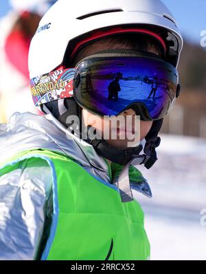 211120 -- FUSONG, 20 novembre 2021 -- Un bambino guarda al White Mountain Resort a Fusong, nella provincia di Jilin della Cina nord-orientale, 19 novembre 2021. Con l'avvicinarsi delle Olimpiadi invernali di Pechino del 2022, le stazioni sciistiche di Jilin stanno assistendo a un aumento delle visite da parte dei bambini, molti dei quali seguono corsi con il supporto dei loro genitori amanti dello sci. SPCHINA-JILIN-FUSONG-SKI-CHILDREN CN XUXCHANG PUBLICATIONXNOTXINXCHN Foto Stock