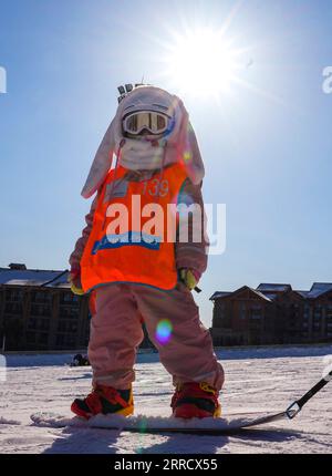 211120 -- FUSONG, 20 novembre 2021 -- Un bambino impara a sciare al White Mountain Resort di Fusong, nella provincia di Jilin, nella Cina nord-orientale, 19 novembre 2021. Con l'avvicinarsi delle Olimpiadi invernali di Pechino del 2022, le stazioni sciistiche di Jilin stanno assistendo a un aumento delle visite da parte dei bambini, molti dei quali seguono corsi con il supporto dei loro genitori amanti dello sci. SPCHINA-JILIN-FUSONG-SKI-CHILDREN CN XUXCHANG PUBLICATIONXNOTXINXCHN Foto Stock