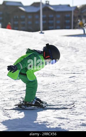 211120 -- FUSONG, 20 novembre 2021 -- Un bambino cieli al White Mountain Resort a Fusong, nella provincia di Jilin della Cina nord-orientale, 19 novembre 2021. Con l'avvicinarsi delle Olimpiadi invernali di Pechino del 2022, le stazioni sciistiche di Jilin stanno assistendo a un aumento delle visite da parte dei bambini, molti dei quali seguono corsi con il supporto dei loro genitori amanti dello sci. SPCHINA-JILIN-FUSONG-SKI-CHILDREN CN YANXLINYUN PUBLICATIONXNOTXINXCHN Foto Stock