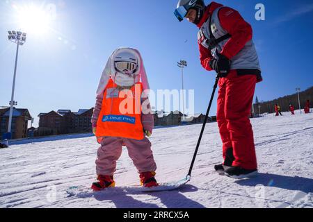 211120 -- FUSONG, 20 novembre 2021 -- Un bambino impara a sciare al White Mountain Resort di Fusong, nella provincia di Jilin, nella Cina nord-orientale, 19 novembre 2021. Con l'avvicinarsi delle Olimpiadi invernali di Pechino del 2022, le stazioni sciistiche di Jilin stanno assistendo a un aumento delle visite da parte dei bambini, molti dei quali seguono corsi con il supporto dei loro genitori amanti dello sci. SPCHINA-JILIN-FUSONG-SKI-CHILDREN CN XUXCHANG PUBLICATIONXNOTXINXCHN Foto Stock