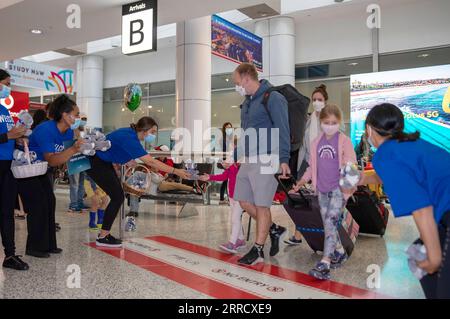 211121 -- SYDNEY, 21 novembre 2021 -- le persone accolgono i passeggeri da Singapore all'aeroporto di Sydney, Australia, il 21 novembre 2021. La bolla di viaggio dell'Australia con Singapore è entrata in vigore domenica. AUSTRALIA-SYDNEY-SINGAPORE-VIAGGIATORI BaixXuefei PUBLICATIONxNOTxINxCHN Foto Stock