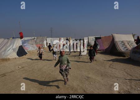 211121 -- MAZAR-i-SHARIF, 21 novembre 2021 -- i bambini sfollati giocano in un campo di sfollati interni a Mazar-i-Sharif, capitale della provincia di Balkh, Afghanistan il 20 novembre 2021. Foto di /Xinhua AFGHANISTAN-BALKH-CHILDREN KawaxBasharat PUBLICATIONxNOTxINxCHN Foto Stock