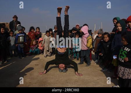 211121 -- MAZAR-i-SHARIF, 21 novembre 2021 -- i bambini sfollati giocano in un campo di sfollati interni a Mazar-i-Sharif, capitale della provincia di Balkh, Afghanistan il 20 novembre 2021. Foto di /Xinhua AFGHANISTAN-BALKH-CHILDREN KawaxBasharat PUBLICATIONxNOTxINxCHN Foto Stock