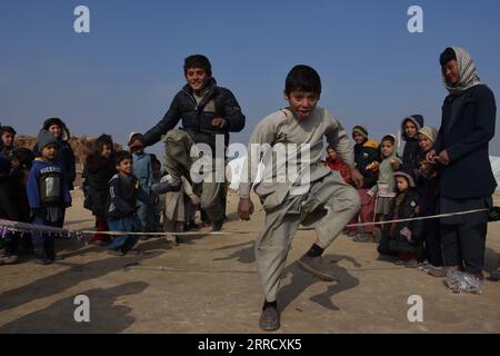 211121 -- MAZAR-i-SHARIF, 21 novembre 2021 -- i bambini sfollati giocano in un campo di sfollati interni a Mazar-i-Sharif, capitale della provincia di Balkh, Afghanistan il 20 novembre 2021. Foto di /Xinhua AFGHANISTAN-BALKH-CHILDREN KawaxBasharat PUBLICATIONxNOTxINxCHN Foto Stock