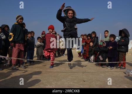 211121 -- MAZAR-i-SHARIF, 21 novembre 2021 -- i bambini sfollati giocano in un campo di sfollati interni a Mazar-i-Sharif, capitale della provincia di Balkh, Afghanistan il 20 novembre 2021. Foto di /Xinhua AFGHANISTAN-BALKH-CHILDREN KawaxBasharat PUBLICATIONxNOTxINxCHN Foto Stock