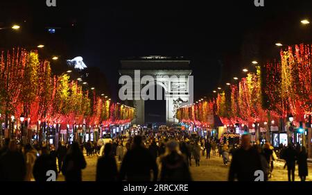 211122 -- PARIGI, 22 novembre 2021 -- gli Champs-Elysees Avenue e l'Arco di Trionfo sono visti tra le luci natalizie a Parigi, Francia, 21 novembre 2021. La cerimonia annuale di illuminazione natalizia si è tenuta qui domenica. FRANCIA-PARIGI-CHAMPS-ELYSEES-LUCI DI NATALE GAOXJING PUBLICATIONXNOTXINXCHN Foto Stock