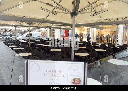 211122 -- VIENNA, 22 novembre 2021 -- foto scattata il 22 novembre 2021 mostra un caffè chiuso in una strada dello shopping a Vienna, in Austria. Il governo austriaco ha iniziato un blocco a livello nazionale lunedì per frenare la pandemia di COVID-19. AUSTRIA-VIENNA-COVID-19-LOCKDOWN GuoxChen PUBLICATIONxNOTxINxCHN Foto Stock