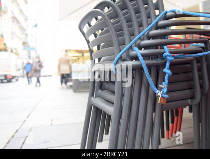 211122 -- VIENNA, 22 novembre 2021 -- foto scattata il 22 novembre 2021 mostra un caffè chiuso in una strada dello shopping a Vienna, in Austria. Il governo austriaco ha iniziato un blocco a livello nazionale lunedì per frenare la pandemia di COVID-19. AUSTRIA-VIENNA-COVID-19-LOCKDOWN GuoxChen PUBLICATIONxNOTxINxCHN Foto Stock