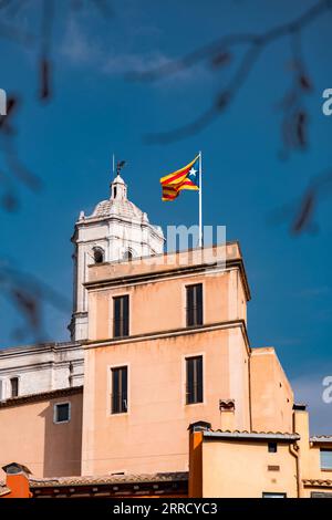 Bandiere catalane appese alle finestre e ai balconi della città di Girona, nel sud della Catalogna, in Spagna. Foto Stock