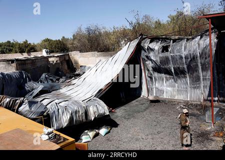 211123 - SANAA, 23 novembre 2021 - Un uomo è visto in una fabbrica distrutta in un attacco aereo a Sanaa, Yemen, il 23 novembre 2021. La coalizione guidata dai sauditi ha bombardato una fabbrica a Sanaa martedì, ha riferito la TV di al-Masirah, gestita dalla milizia Houthi. Foto di /Xinhua YEMEN-SANAA-ATTACCO AEREO MohammedxMohammed PUBLICATIONxNOTxINxCHN Foto Stock