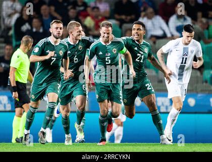 Jonny Evans (centro) dell'Irlanda del Nord celebra il secondo gol della sua squadra durante la partita del gruppo H di qualificazione di UEFA Euro 2024 allo Stozice Stadium di Lubiana. Data foto: Giovedì 7 settembre 2023. Foto Stock