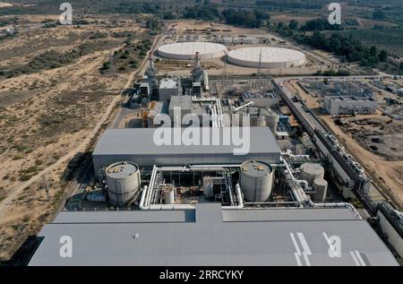 211124 -- RISHON LEZION, 24 novembre 2021 -- una vista aerea dell'impianto di dissalazione di Sorek è visibile nella spiaggia di Palmachim vicino alla città israeliana di Rishon LeZion il 22 novembre 2021. L'impianto di desalinizzazione dell'acqua di mare, situato a circa 15 km a sud di Tel Aviv, Israele, fornisce acqua pulita e potabile per le persone, che rappresenta il 20% del fabbisogno idrico comunale in Israele. Foto di /Xinhua ISRAEL-RISHON LEZION-DESALINATION GilxCohenxMagen PUBLICATIONxNOTxINxCHN Foto Stock