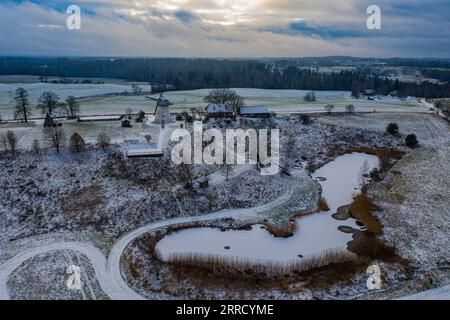 211123 -- CESIS LETTONIA, 23 novembre 2021 -- foto scattata il 23 novembre 2021 mostra il paesaggio invernale a Cesis, Lettonia. Foto di /Xinhua LETTONIA-CESIS-PAESAGGIO INVERNALE EdijsxPalens PUBLICATIONxNOTxINxCHN Foto Stock