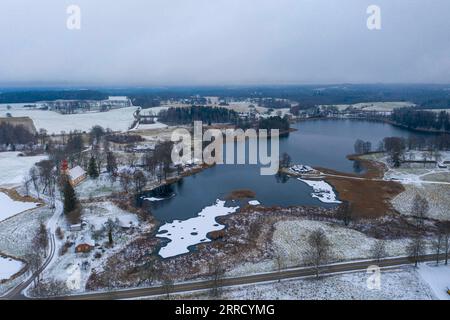 211123 -- CESIS LETTONIA, 23 novembre 2021 -- foto scattata il 23 novembre 2021 mostra il paesaggio invernale a Cesis, Lettonia. Foto di /Xinhua LETTONIA-CESIS-PAESAGGIO INVERNALE EdijsxPalens PUBLICATIONxNOTxINxCHN Foto Stock