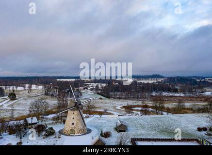 211123 -- CESIS LETTONIA, 23 novembre 2021 -- foto scattata il 23 novembre 2021 mostra il paesaggio invernale a Cesis, Lettonia. Foto di /Xinhua LETTONIA-CESIS-PAESAGGIO INVERNALE EdijsxPalens PUBLICATIONxNOTxINxCHN Foto Stock