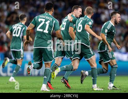 Jonny Evans (centro) dell'Irlanda del Nord celebra il secondo gol della sua squadra durante la partita del gruppo H di qualificazione di UEFA Euro 2024 allo Stozice Stadium di Lubiana. Data foto: Giovedì 7 settembre 2023. Foto Stock