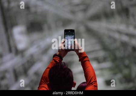 211125 -- ISTANBUL, 25 novembre 2021 -- Un visitatore scatta foto ad una mostra d'arte digitale in un cinema di Istanbul, Turchia, il 24 novembre 2021. Una mostra d'arte digitale, creata utilizzando l'intelligenza artificiale ai, affascina gli amanti dell'arte in un antico cinema ristrutturato di recente a Istanbul. GO WITH Feature: La mostra digitale AI del cinema turco affascina gli amanti dell'arte a Istanbul TURCHIA-ISTANBUL-ai MOSTRA DIGITALE Sadat PUBLICATIONxNOTxINxCHN Foto Stock