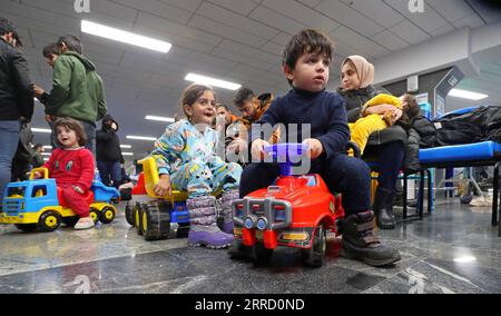 211126 -- MINSK, 26 novembre 2021 -- i migranti iracheni bloccati aspettano di tornare in Iraq all'aeroporto internazionale di Minsk a Minsk, Bielorussia, 25 novembre 2021. Il ministero degli Esteri iracheno ha dichiarato giovedì di aver evacuato 617 migranti bloccati in Bielorussia, la maggior parte dei quali sono donne, bambini e anziani. Migliaia di migranti si sono riuniti sul lato bielorusso del confine con la Polonia, nel tentativo di entrare in Polonia e poi in Germania per chiedere asilo nei paesi europei. Foto di /Xinhua BELARUS-MINSK-BLOCCATI MIGRANTI-EVACUAZIONE HenadzxZhinkov PUBLICATIONxNOTxINxCHN Foto Stock