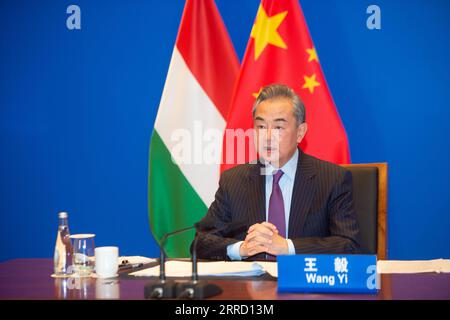 211126 -- HANGZHOU, 26 novembre 2021 -- il consigliere di Stato cinese e ministro degli Esteri Wang Yi incontra il ministro ungherese degli affari esteri e del commercio Peter Szijjarto tramite collegamento video ad Anji, nella provincia dello Zhejiang della Cina orientale, 25 novembre 2021. CHINA-WANG YI-HUNGARIAN FM-MEETING CN JIANGXHAN PUBLICATIONXNOTXINXCHN Foto Stock