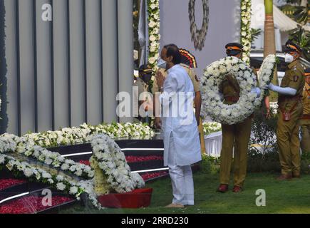 211127 -- MUMBAI, 27 novembre 2021 -- la gente rende omaggio ai martiri del Police Martyrs Memorial per celebrare il tredicesimo anniversario degli attacchi terroristici a Mumbai, India, 26 novembre 2021. Il 26 novembre 2008, i militanti hanno effettuato una serie di attacchi coordinati di tiro e bombardamenti attraverso Mumbai, lasciando 166 persone morte e oltre 300 feriti durante l'assedio di quattro giorni. Str/Xinhua INDIA-MUMBAI-ATTACKS-13° ANNIVERSARIO Stringer PUBLICATIONxNOTxINxCHN Foto Stock