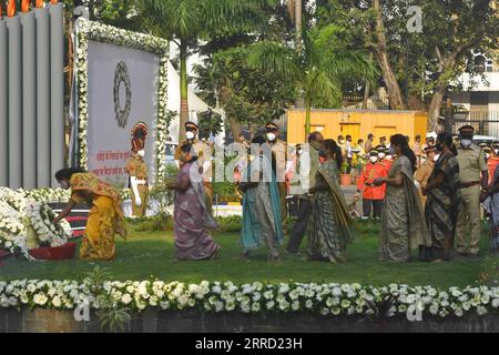 211127 -- MUMBAI, 27 novembre 2021 -- la gente rende omaggio ai martiri del Police Martyrs Memorial per celebrare il tredicesimo anniversario degli attacchi terroristici a Mumbai, India, 26 novembre 2021. Il 26 novembre 2008, i militanti hanno effettuato una serie di attacchi coordinati di tiro e bombardamenti attraverso Mumbai, lasciando 166 persone morte e oltre 300 feriti durante l'assedio di quattro giorni. Str/Xinhua INDIA-MUMBAI-ATTACKS-13° ANNIVERSARIO Stringer PUBLICATIONxNOTxINxCHN Foto Stock