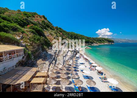 Saranda, Albania - 6 giugno 2023: La spiaggia di Pulebardha in Albania offre un ambiente tranquillo e sereno per una rilassante vacanza sulla spiaggia. Una vista dall'alto Foto Stock